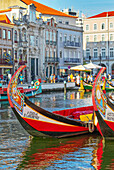  Moliceiro-Boote schwimmen auf dem Hauptkanal von Aveiro, Aveiro, Portugal 