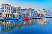  Hauptkanal von Aveiro in der Dämmerung, Aveiro, Portugal 