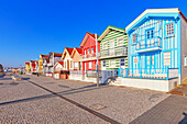  Traditionelle gestreifte Holzhäuser, Costa Nova do Prado, Aveiro, Portugal 