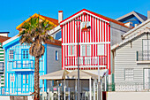  Bunt gestrichene Strandhäuser, Costa Nova do Prado, Aveiro, Portugal 