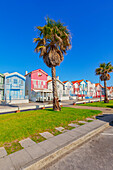  Traditionelle gestreifte Holzhäuser, Costa Nova do Prado, Aveiro, Portugal 