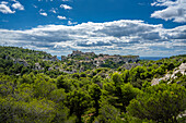 Blick auf das Felsendorf Les Baux de Provence, Provence-Alpes-Côte d’Azur, Frankreich