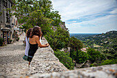 Ausblick von dem historischen Dorf Les Baux de Provence auf die Karstlandschaft, Provence-Alpes-Côte d’Azur, Frankreich