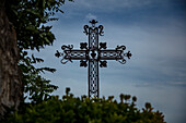 Kreuz bei der Kirche St. Vincent, Les Baux de Provence, Provence-Alpes-Côte d’Azur, Frankreich