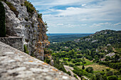  View from the historic village of Les Baux de Provence to the karst landscape, Provence-Alpes-Côte d&#39;Azur, France 