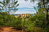 Ockerlehrpfad im ehemaligen Ockersteinbruch bei Roussillon, Département Vaucluse; Provence-Alpes-Côte d’Azur, Frankreich.