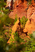 Ockerlehrpfad im ehemaligen Ockersteinbruch bei Roussillon, Département Vaucluse; Provence-Alpes-Côte d’Azur, Frankreich.