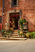 Kleiner Laden in der Altstadt von Roussillon, Département Vaucluse, Provence-Alpes-Côte d’Azur, Frankreich