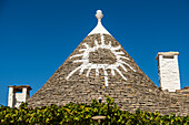  Trulli-Dach mit Sonnensymbol in Alberobello, Apulien, Italien. 