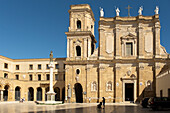 Der Dom (Basilica di San Giovanni Battista) in Brindisi, Apulien, Italien.