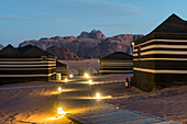  „Suncity Camp“ in der Wüste Wadi Rum, UNESCO-Weltkulturerbe, Jordanien, Naher Osten, südliche Levante, Westasien 