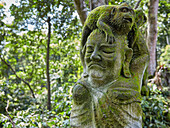  Moosbedeckte Steinstatue im Heiligen Affenwald-Schutzgebiet. Ubud, Bali, Indonesien. 