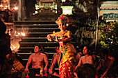 Szene aus der traditionellen balinesischen Kecak-Tanzaufführung im Pura Puseh-Tempel. Ubud, Bali, Indonesien.