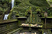  Altar mit traditionellen Opfergaben im Mengening-Tempel. Tampaksiring, Bali, Indonesien. 