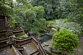 Gebiet des Mengening-Tempel mit üppigem Grün. Tampaksiring, Bali, Indonesien.