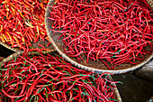  Körbe voller roter Chilischoten werden auf dem Beringharjo-Markt (Pasar Beringharjo) zum Verkauf angeboten. Yogyakarta, Java, Indonesien. 