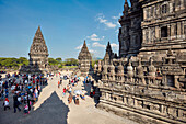  Touristen besuchen das Prambanan-Hindu-Tempelgelände. Sonderregion Yogyakarta, Java, Indonesien. 