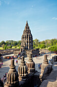  Außenansicht der alten Gebäude auf dem Prambanan-Hindu-Tempelgelände. Sonderregion Yogyakarta, Java, Indonesien. 