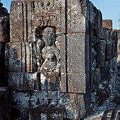  Flachrelief auf dem Gelände des buddhistischen Tempels Sewu. Sonderregion Yogyakarta, Java, Indonesien. 