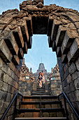 Treppen führen durch den Kala-Bogen in Borobudur, einem Mahayana-buddhistischen Tempel, Regierungsbezirk Magelang, Java, Indonesien.