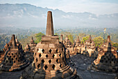 Stupas mit rautenförmigen Löchern im Borobudur, einem Mahayana-buddhistischen Tempel, Regierungsbezirk Magelang, Java, Indonesien.