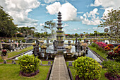  11-stufiger Brunnen im Wasserpalast Tirta Gangga, einem ehemaligen Königspalast. Regentschaft Karangasem, Bali, Indonesien. 