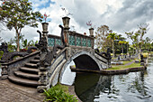  Brücke mit Drachensteinschnitzereien im Wasserpalast Tirta Gangga, einem ehemaligen königlichen Palast. Regentschaft Karangasem, Bali, Indonesien. 