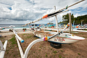 Indonesisches Auslegerkanu, auch bekannt als Jukung oder Cadik am White Sand Beach (Pantai Bias Putih). Manggis, Regentschaft Karangasem, Bali, Indonesien.