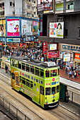  Erhöhte Ansicht einer Doppeldeckerstraßenbahn auf der Yee Wo Straße. Causeway Bay, Hongkong, China. 