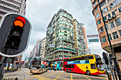  Doppeldeckerbusse fahren in der Nathan Road. Kowloon, Hongkong, China. 