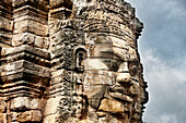  Riesiges geschnitztes Steingesicht im alten Bayon-Tempel. Archäologischer Park Angkor, Provinz Siem Reap, Kambodscha. 