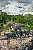 Aussicht von der obersten Ebene des alten Baphuon-Tempels im Archäologischen Park Angkor, Provinz Siem Reap, Kambodscha.