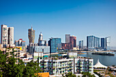  Malerische Aussicht auf die Skyline von Macau vom Penha-Hügel. Macau, China. 