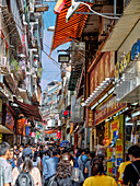  Überfüllte und enge Rua de S. Paulo, eine Fußgängerzone, die zu den Ruinen der St. Pauls-Kirche führt. Macau, China. 