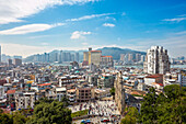  Erhöhte Ansicht der Ruinen von St. Paul von der Mount Fortress aus. Macau, China. 