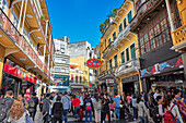 Überfüllte schmale Gasse im historischen Zentrum der Stadt Macau, China.