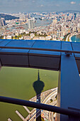  Luftaufnahme von der Aussichtsplattform des Macau Tower mit dem Schatten des Turms im Vordergrund. Macau, China. 