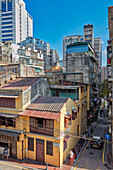  Erhöhte Ansicht der alten Gebäude im historischen Zentrum der Stadt Macau, China. 