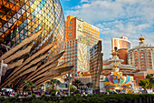 Außenansicht der Gebäude zweier nahegelegener Casino-Hotels, The Grand Lisboa Hotel (links) und The Lisboa Hotel (rechts). Macau, China.