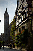 Mittelalterliche Straße, Blick auf die St.-Jakobs-Kirche, Rothenburg ob der Tauber, Franken, Bayern, Deutschland