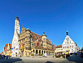  Rathaus mit mittelalterlichem Turm, barocke Fassade, Marktplatz, Rothenburg ob der Tauber, Franken, Bayern, Deutschland 