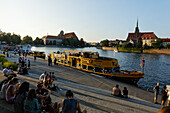  Menschen beim Food Festival, Oderufer, Blick auf die Dominsel mit Stiftskirche des Heiligen Kreuzes und St. Bartholomäus, Breslau, Niederschlesien, Polen 