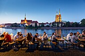  Menschen beim Food Festival, Oderufer, Blick auf die Dominsel mit Stiftskirche des Heiligen Kreuzes und St. Bartholomäus und Kathedrale des Heiligen Johannes des Täufers, Breslau, Niederschlesien, Polen 