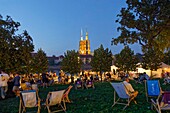  Menschen beim Food Festival, Oderufer, Blick auf die Dominsel mit der Kathedrale des Heiligen Johannes des Täufers, Breslau, Niederschlesien, Polen 