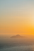 Blick vom Cap Canaille auf die Insel Riou im Réserve Naturelle de l'Archipel de Riou bei Sonnenuntergang, Provence-Alpes-Côte d'Azur, Frankreich