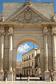  Nahaufnahme der Porta Napoli in Lecce, Apulien, Italien. 