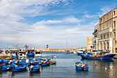  Bunte Fischerboote im alten Hafen von Monopoli, Apulien, Italien. 