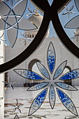 Detail des Glasfensters im Inneren der Scheich-Zayid-bin-Sultan-al-Nahyan-Moschee, Abu Dhabi, Abu Dhabi, Vereinigte Arabische Emirate, Naher Osten