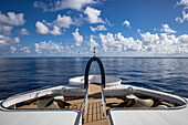 Krähennest am Bug des Expeditionskreuzfahrtschiffs SH Diana (Swan Hellenic), auf hoher See, in der Nähe von Somalia, Naher Osten