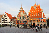 statue of Roland,House of the Blackheads and Schwabe House,City Hall Square,Ratslaukums,Riga,Latvia,Baltic region,Northern Europe